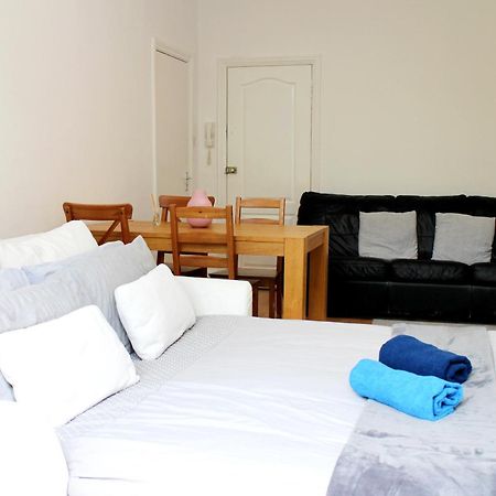 Large Garden Apartment On Golders Green High Road London Eksteriør billede