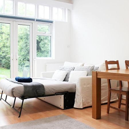 Large Garden Apartment On Golders Green High Road London Eksteriør billede