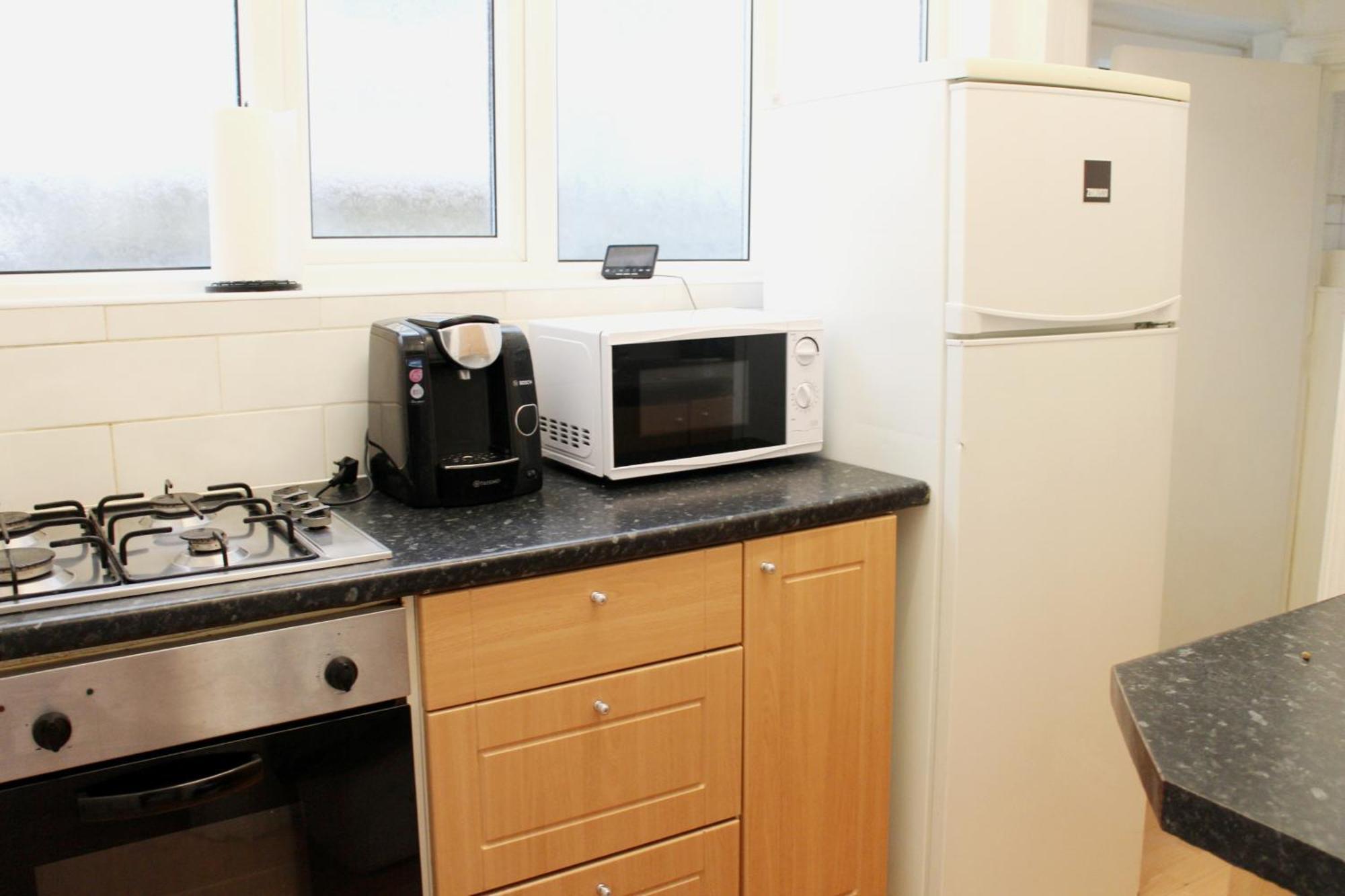 Large Garden Apartment On Golders Green High Road London Eksteriør billede