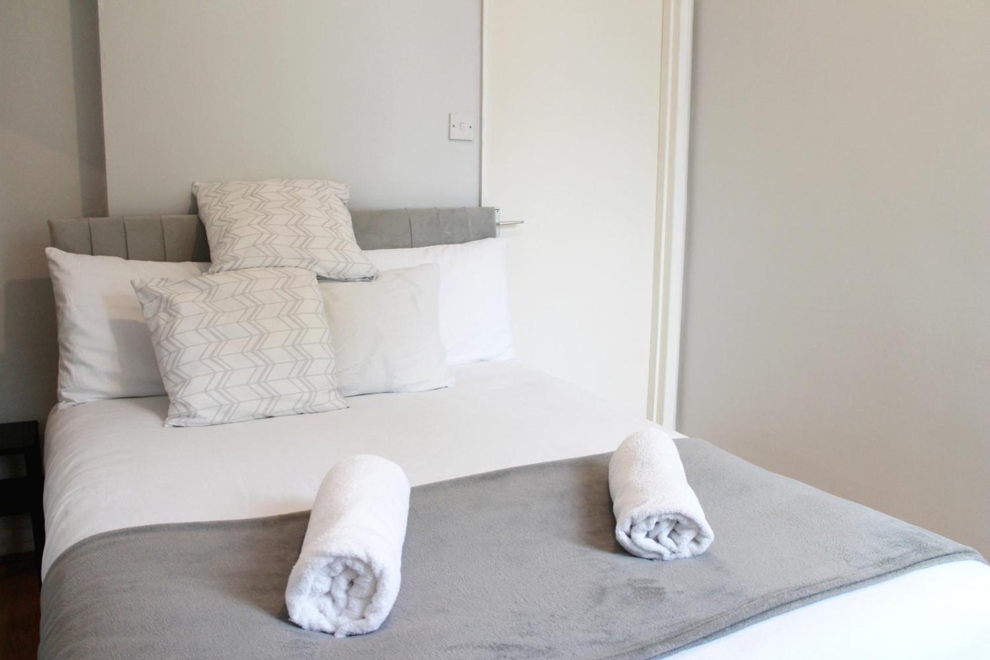 Large Garden Apartment On Golders Green High Road London Eksteriør billede