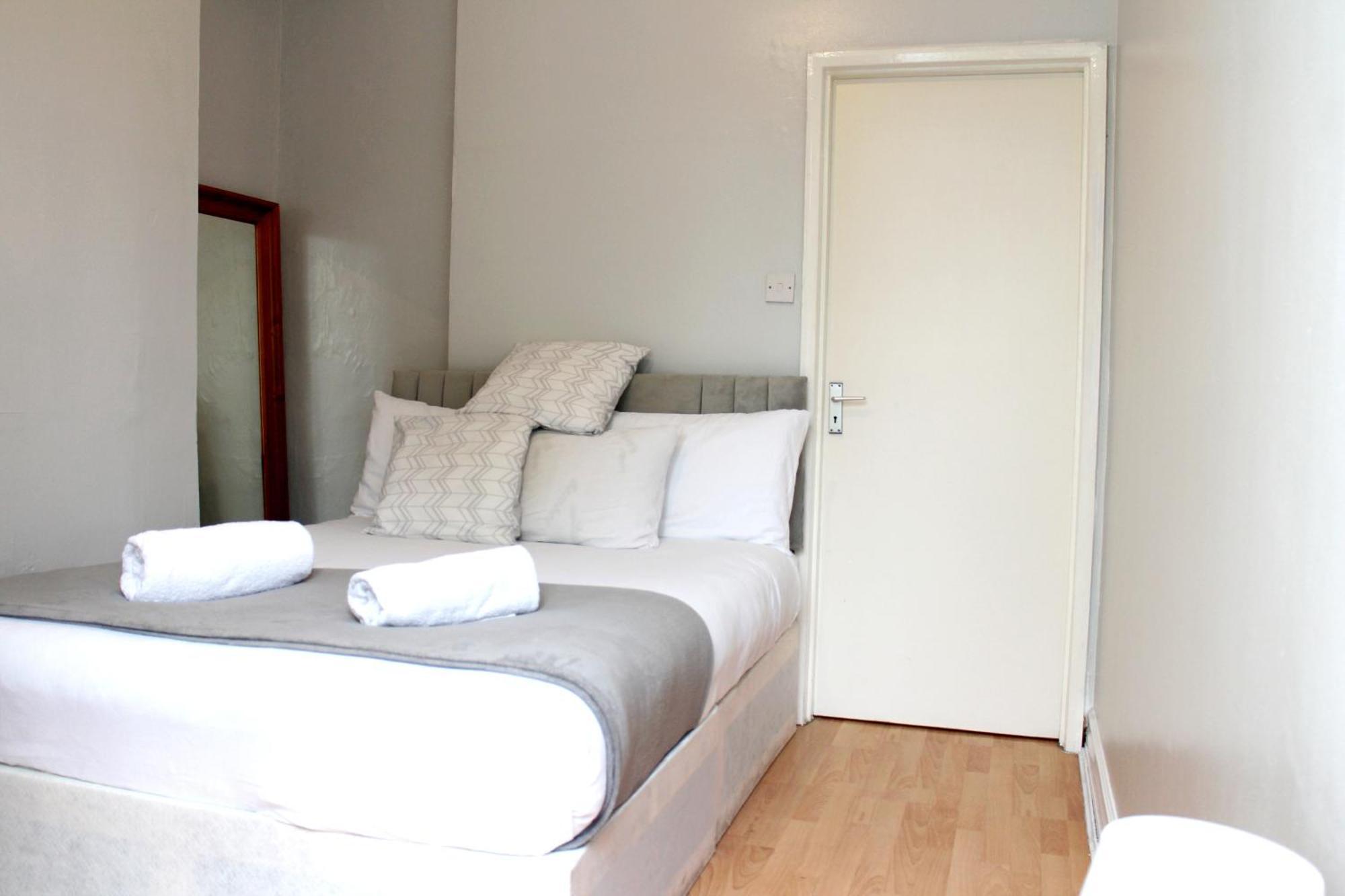 Large Garden Apartment On Golders Green High Road London Eksteriør billede
