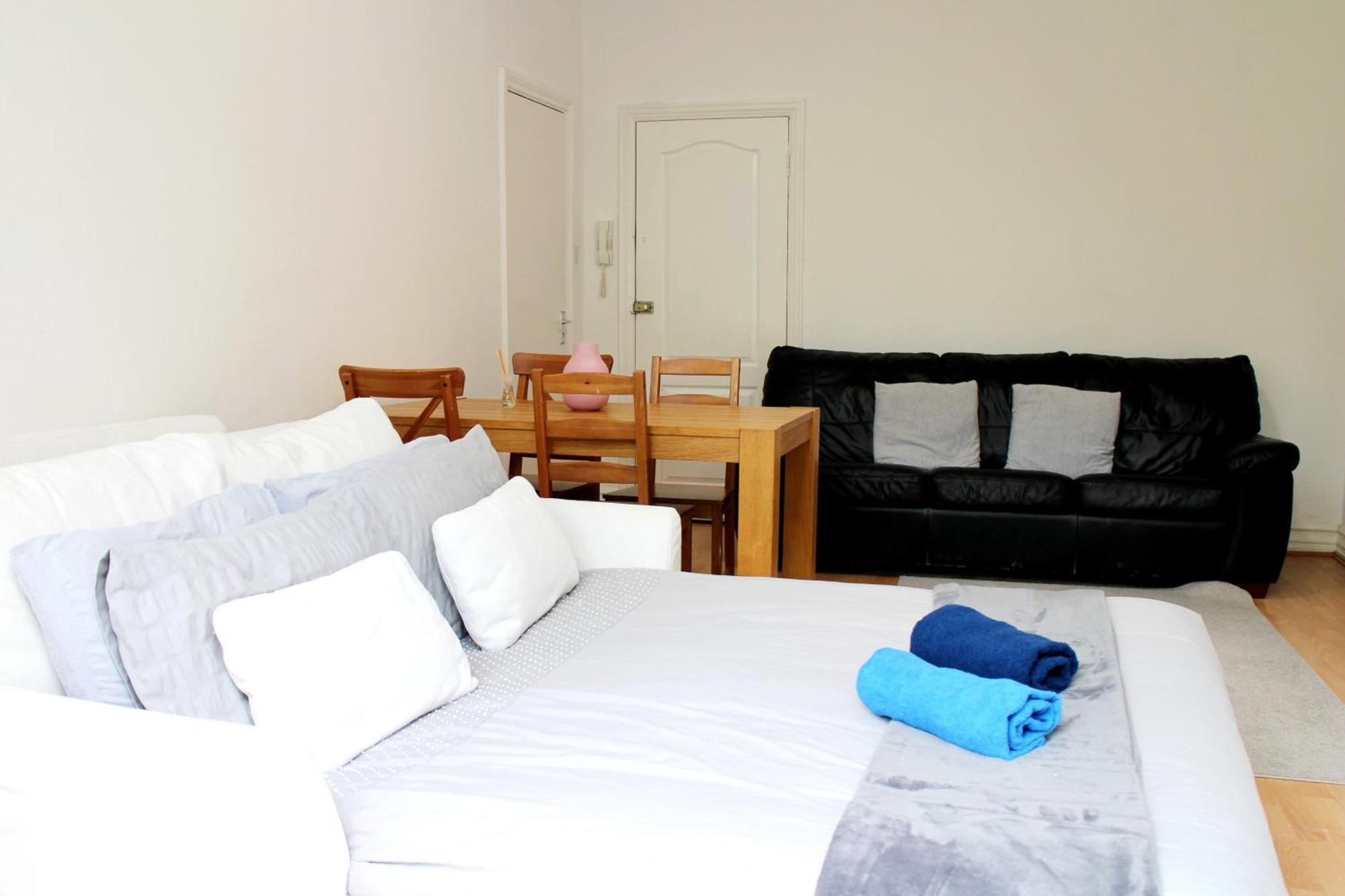 Large Garden Apartment On Golders Green High Road London Eksteriør billede
