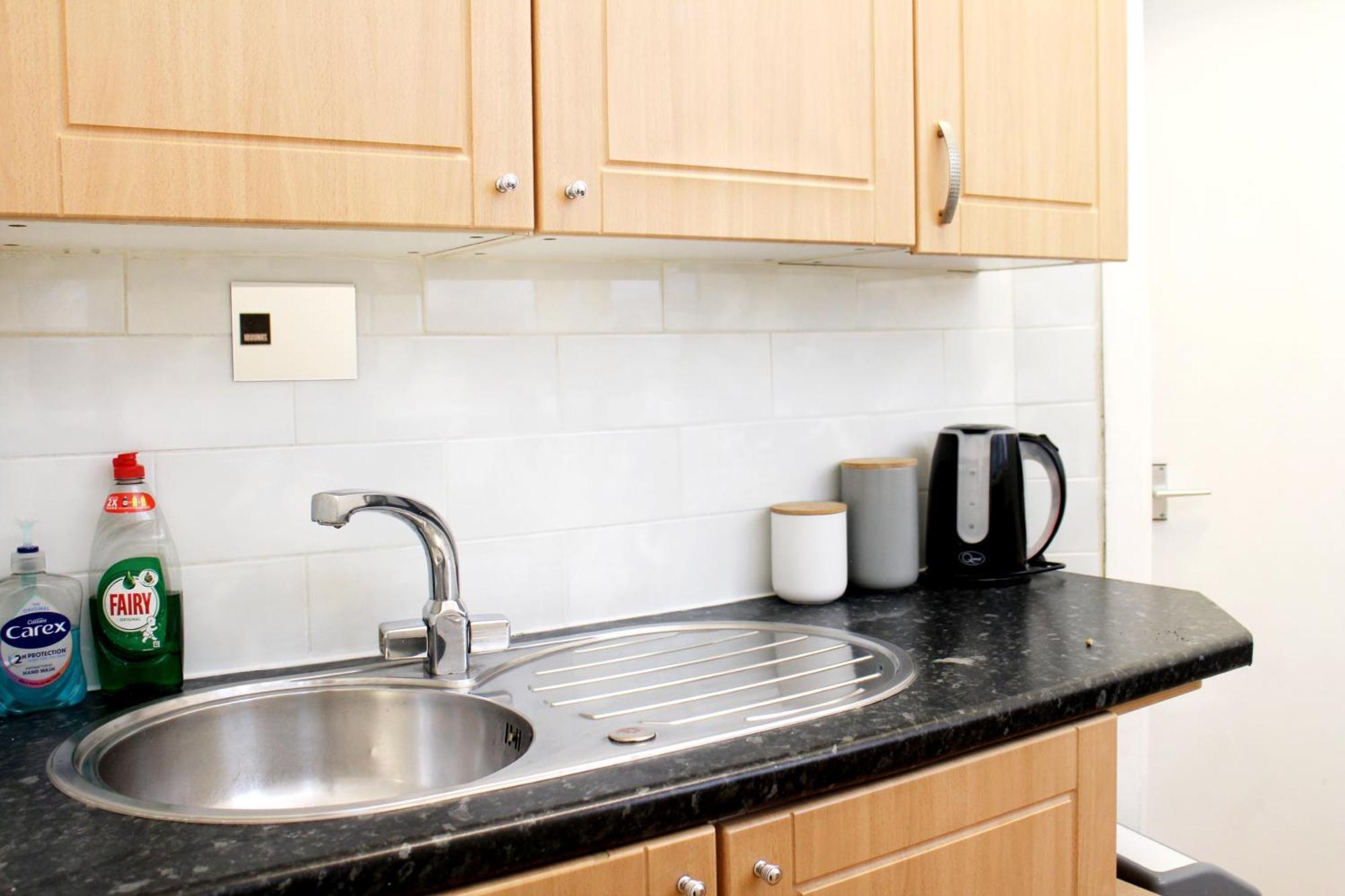 Large Garden Apartment On Golders Green High Road London Eksteriør billede