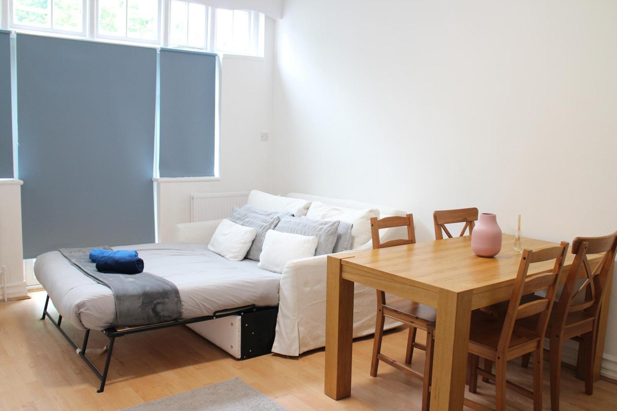 Large Garden Apartment On Golders Green High Road London Eksteriør billede