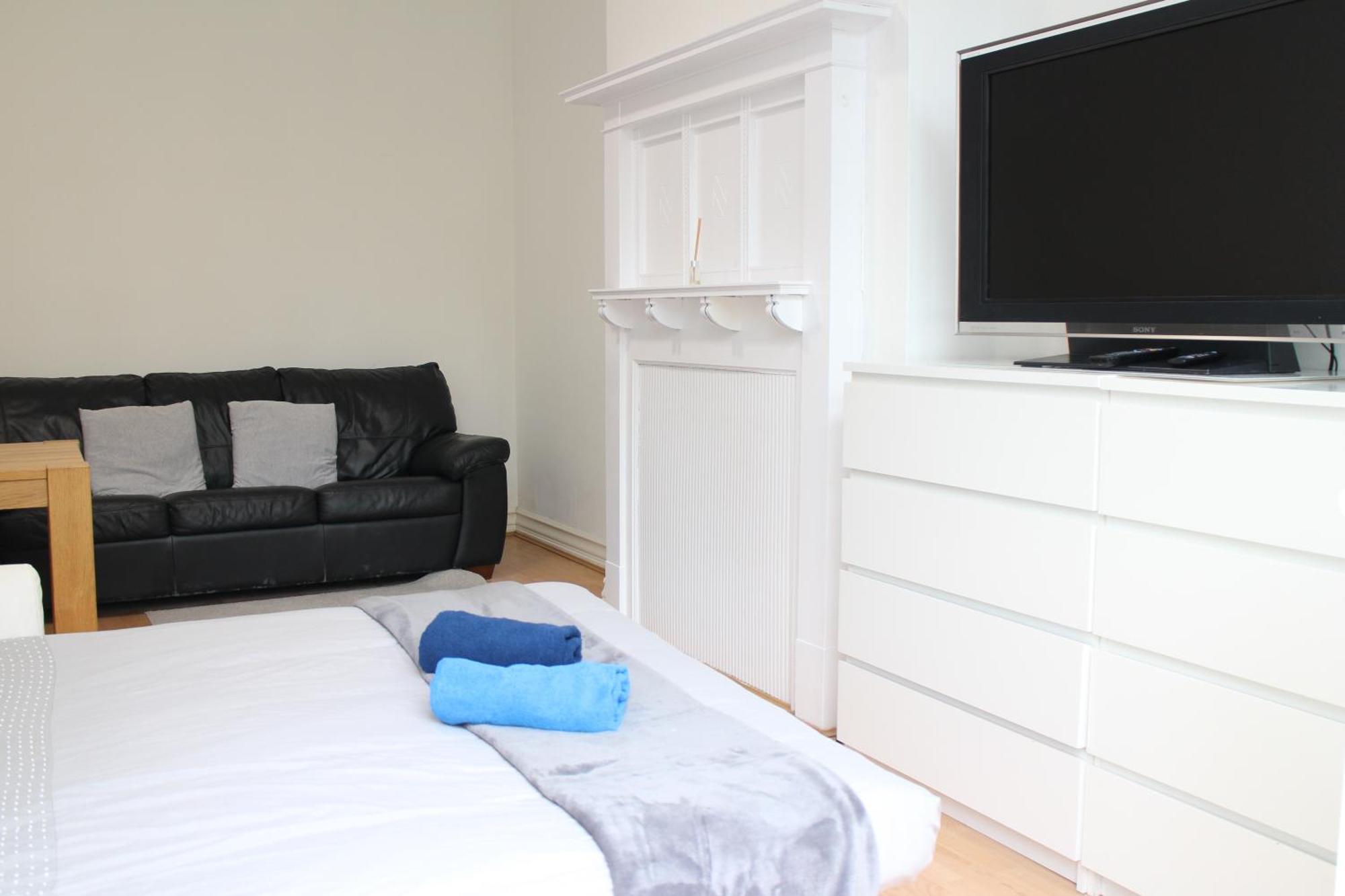 Large Garden Apartment On Golders Green High Road London Eksteriør billede