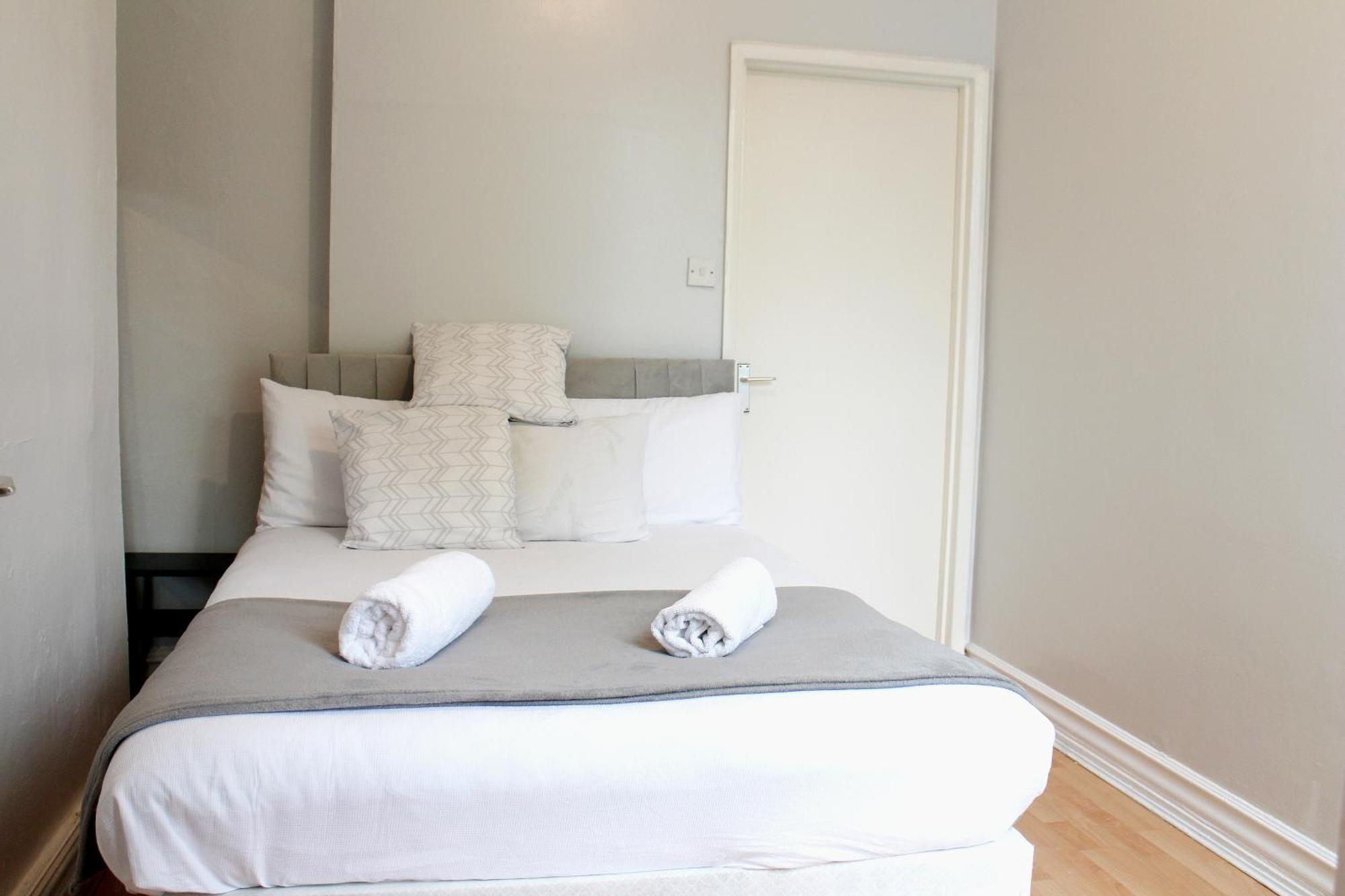 Large Garden Apartment On Golders Green High Road London Eksteriør billede