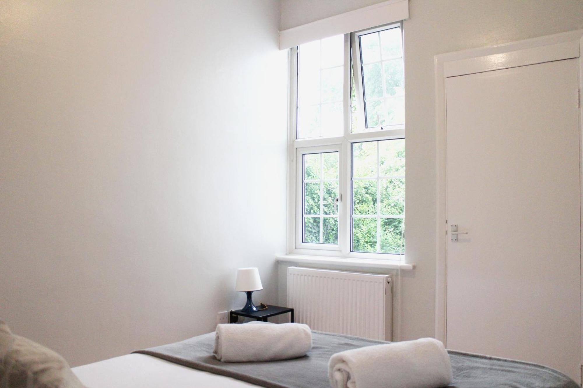 Large Garden Apartment On Golders Green High Road London Eksteriør billede