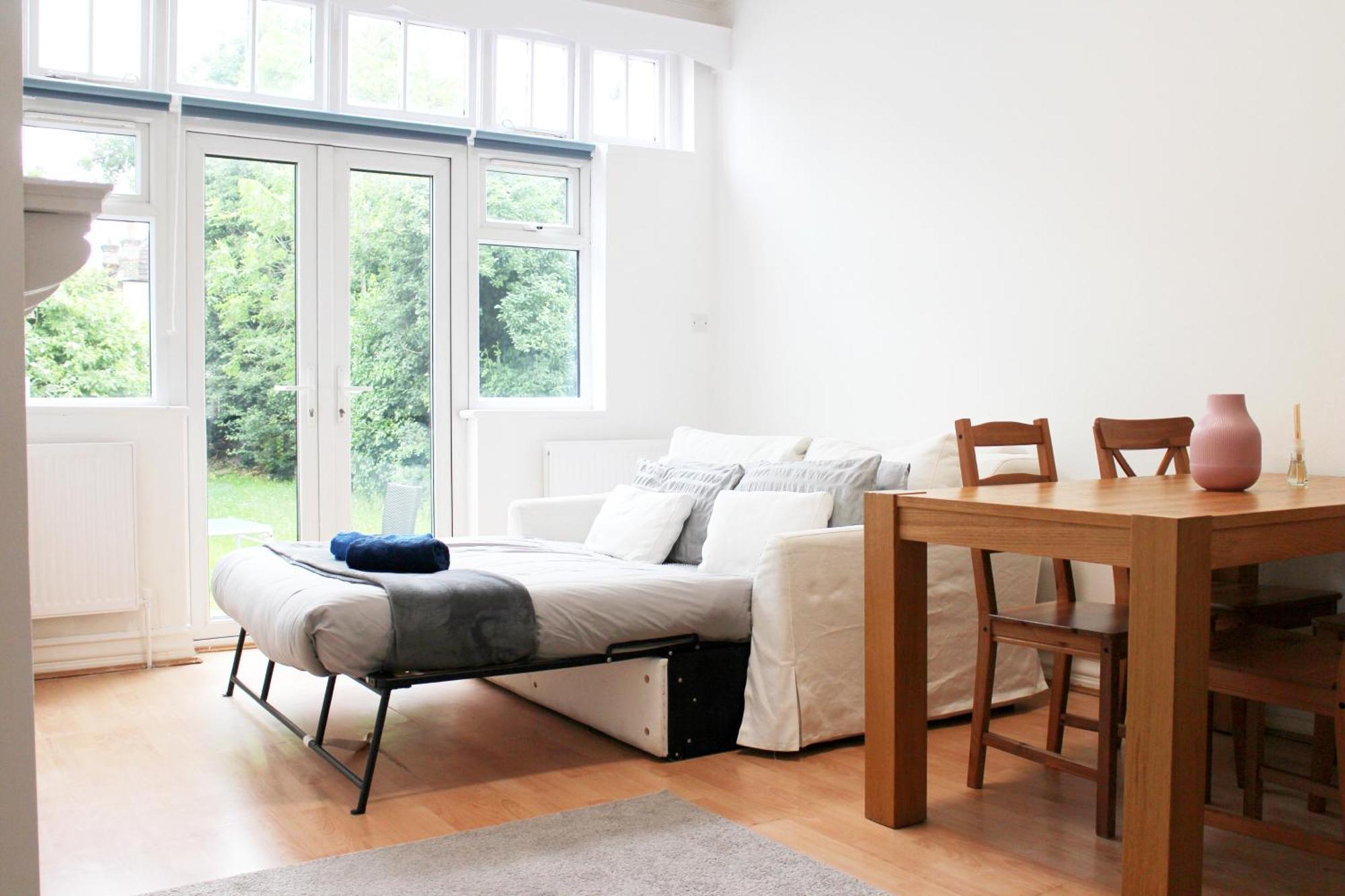 Large Garden Apartment On Golders Green High Road London Eksteriør billede
